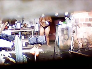 Донька Томмі Гана подорослішала, але на неї акселерація так не вплинула, як на сисястую подружку Карлі Грей. Мужик при вигляді опуклостей гості трохи в штани сперматозоїдів не напустив. Лише завдяки серйозному життєвому досвіду брандахлыст зумів уникнути полюції. Гостя залишилася на задньому дворі перед басейном без компанії подружки, якій довелося спішно мчати до репетитора, живе через пару будинків. Фігуриста брюнетка зручно влігся на шезлонгу, зняла ліфчик, облила грудей маслом і неквапливо розмазала жирну підживлення для шкіри по кулях. Сусід, який перебував з іншого боку паркану, роззявив рот і тут же зателефонував Томмі, щоб той зробив якісь дії щодо пишногрудої бесстыдницы...